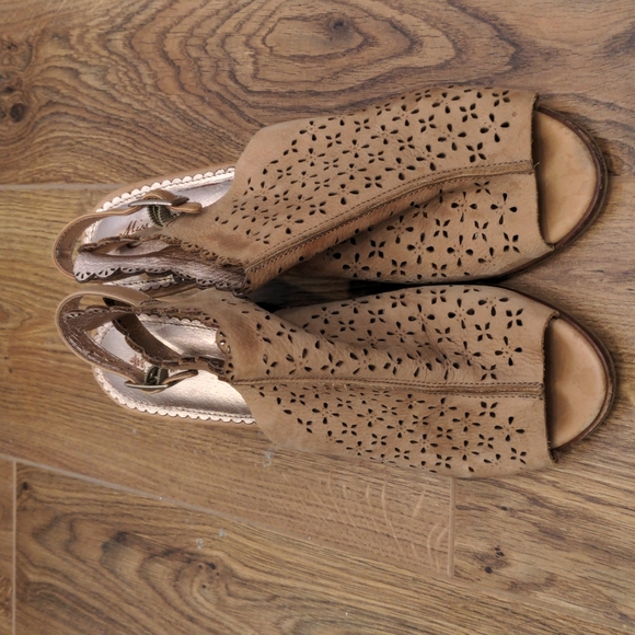 Miss Albright *Anthropologie* Peep Toe Block Heel Sandal Size 9 Tan - Picture 2 of 11